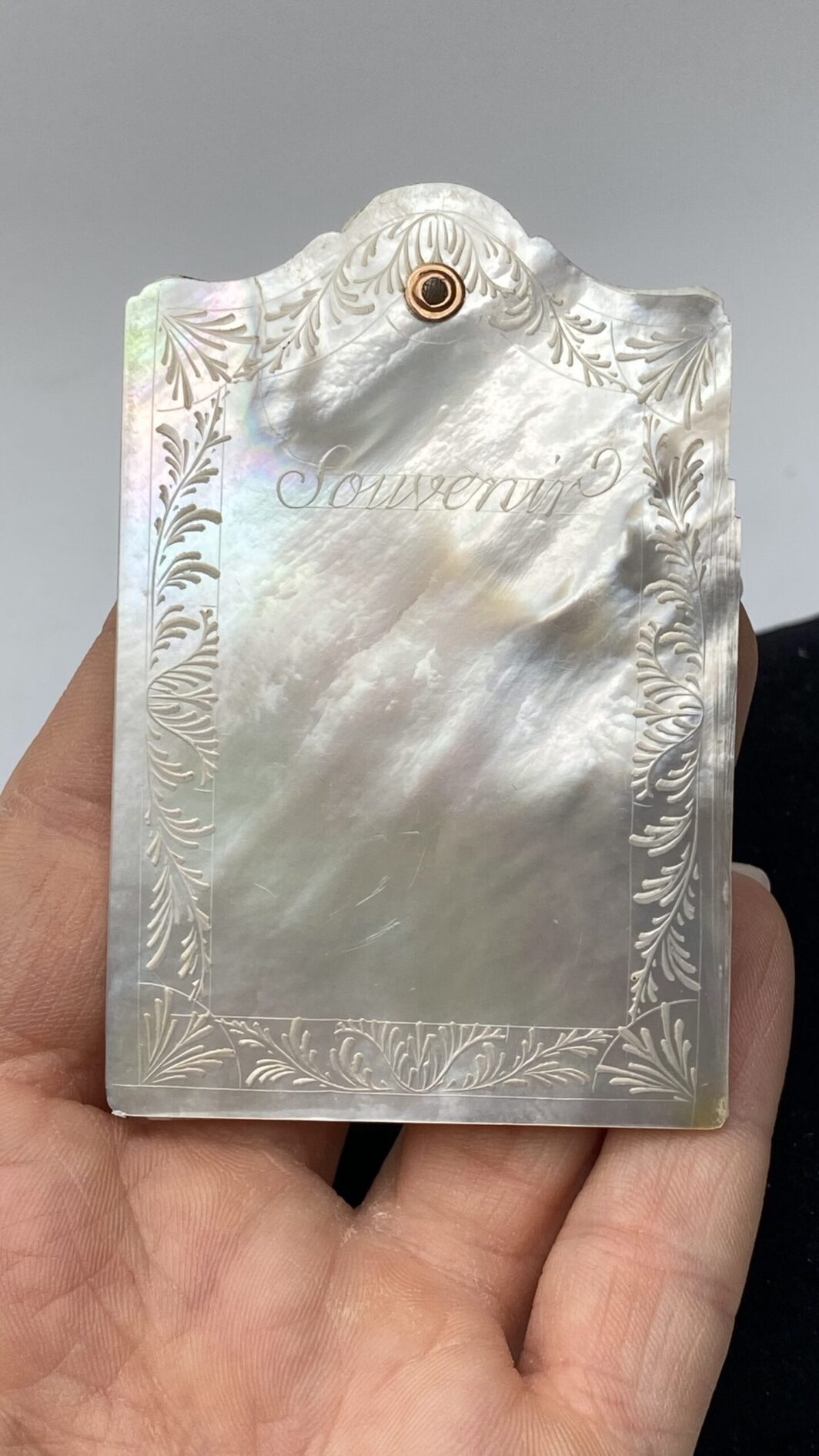 CARNET DA BALLO IN MADREPERLA FINEMENTE INCISA, CON FOGLI IN AVORIO. INIZI XX sec. - immagine 7