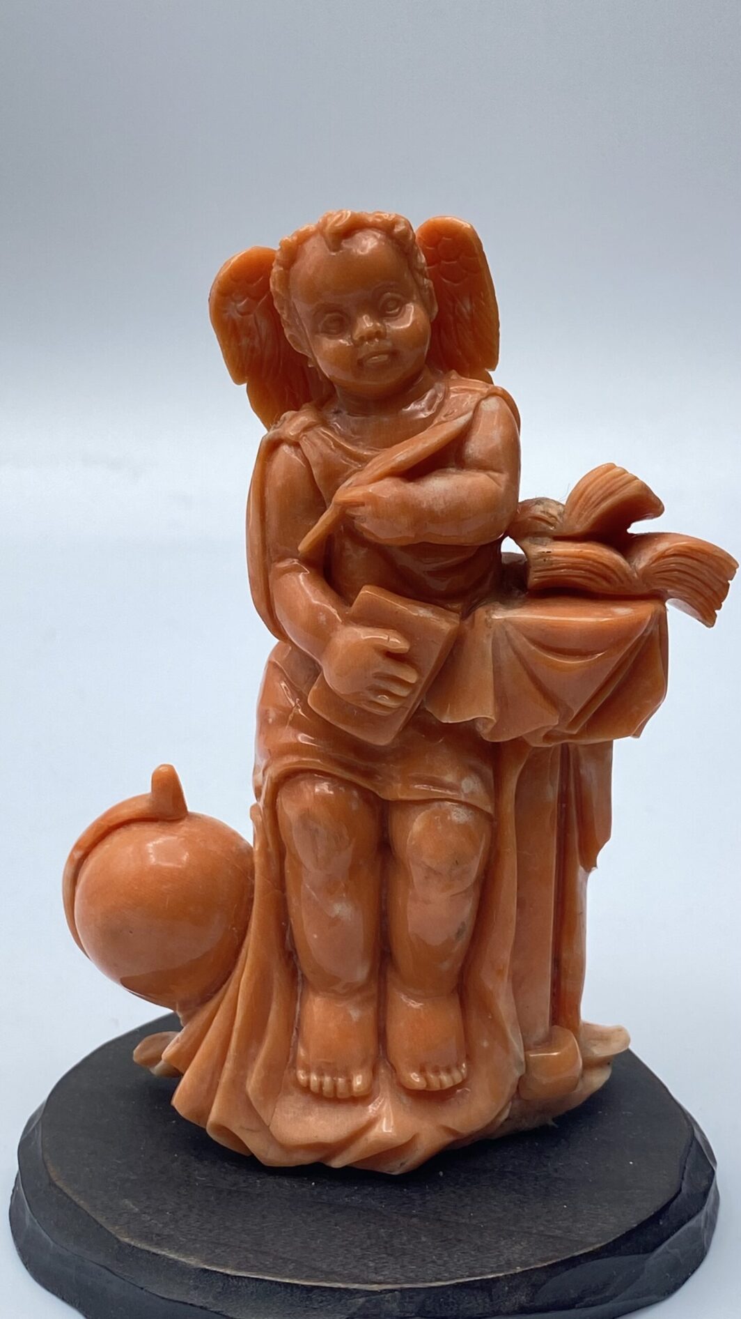 SCULTURA IN CORALLO “ANGELO DELLA SAPIENZA E DELLA CONOSCENZA UNIVERSALE”. FINE ‘800