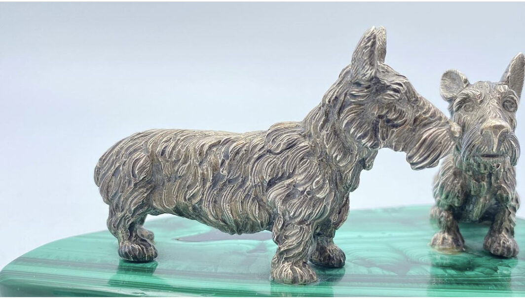 STRAORDINARIE SCULTURE DI CANI RAZZA “SCOTTISH TERRIER” IN ARGENTO MASSICCIO, FINEMENTE ESEGUITE NELLO STILE BUCCELLATI, SU PREZIOSA BASE IN MALACHITE. EPOCA ANNI ‘30. - immagine 3
