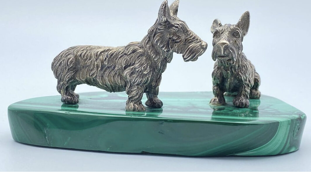 STRAORDINARIE SCULTURE DI CANI RAZZA “SCOTTISH TERRIER” IN ARGENTO MASSICCIO, FINEMENTE ESEGUITE NELLO STILE BUCCELLATI, SU PREZIOSA BASE IN MALACHITE. EPOCA ANNI ‘30.