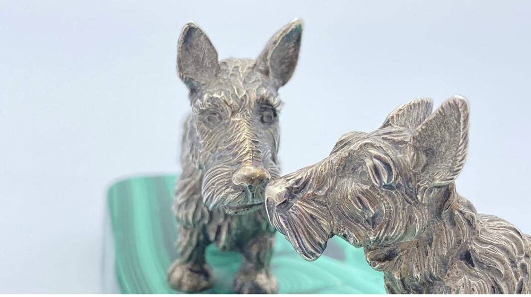 STRAORDINARIE SCULTURE DI CANI RAZZA “SCOTTISH TERRIER” IN ARGENTO MASSICCIO, FINEMENTE ESEGUITE NELLO STILE BUCCELLATI, SU PREZIOSA BASE IN MALACHITE. EPOCA ANNI ‘30. - immagine 6