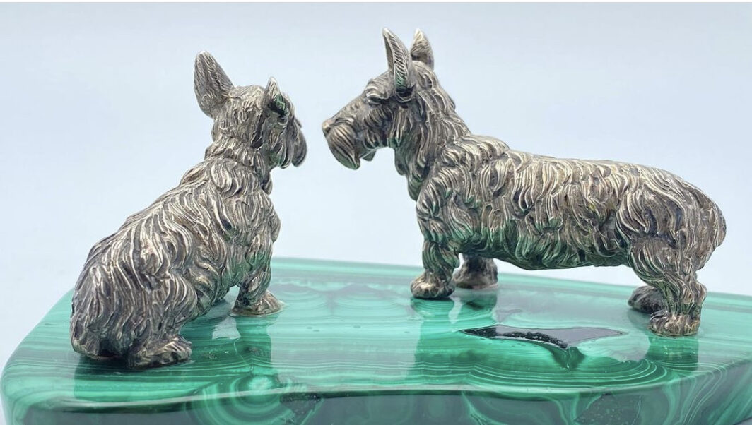 STRAORDINARIE SCULTURE DI CANI RAZZA “SCOTTISH TERRIER” IN ARGENTO MASSICCIO, FINEMENTE ESEGUITE NELLO STILE BUCCELLATI, SU PREZIOSA BASE IN MALACHITE. EPOCA ANNI ‘30. - immagine 7