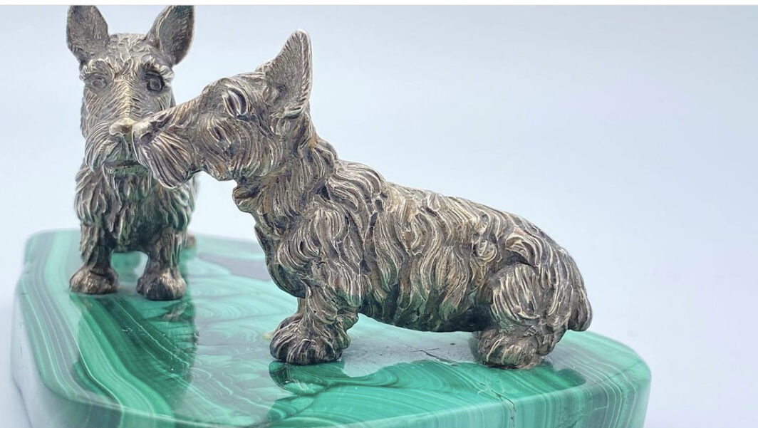 STRAORDINARIE SCULTURE DI CANI RAZZA “SCOTTISH TERRIER” IN ARGENTO MASSICCIO, FINEMENTE ESEGUITE NELLO STILE BUCCELLATI, SU PREZIOSA BASE IN MALACHITE. EPOCA ANNI ‘30. - immagine 5