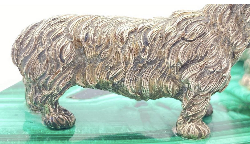 STRAORDINARIE SCULTURE DI CANI RAZZA “SCOTTISH TERRIER” IN ARGENTO MASSICCIO, FINEMENTE ESEGUITE NELLO STILE BUCCELLATI, SU PREZIOSA BASE IN MALACHITE. EPOCA ANNI ‘30. - immagine 8