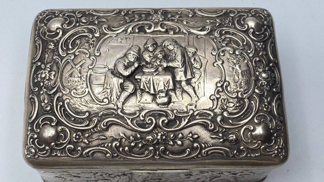 ANTICA ZUCCHERIERA TEDESCA IN ARGENTO CON INTERNO IN VERMEIL. GERMANIA XIX sec. - immagine 9