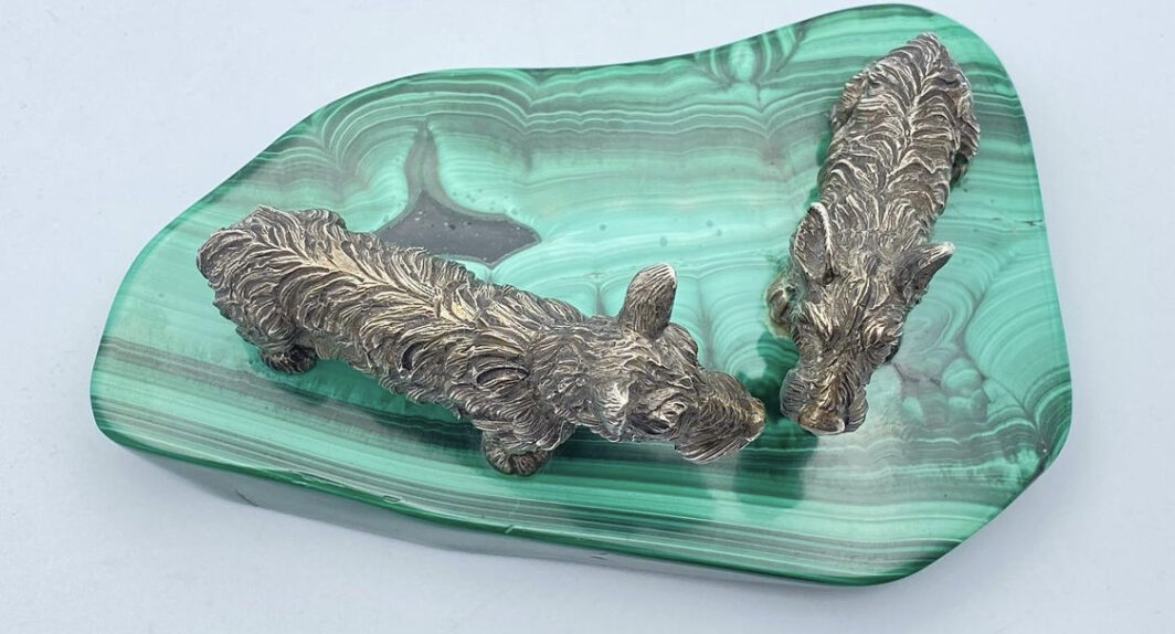 STRAORDINARIE SCULTURE DI CANI RAZZA “SCOTTISH TERRIER” IN ARGENTO MASSICCIO, FINEMENTE ESEGUITE NELLO STILE BUCCELLATI, SU PREZIOSA BASE IN MALACHITE. EPOCA ANNI ‘30. - immagine 4
