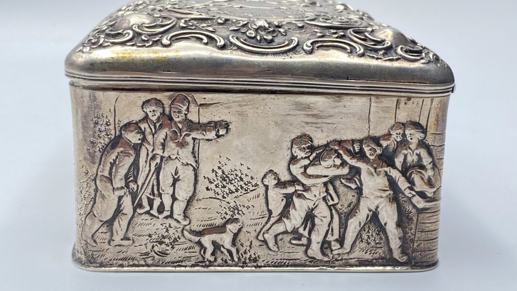 ANTICA ZUCCHERIERA TEDESCA IN ARGENTO CON INTERNO IN VERMEIL. GERMANIA XIX sec. - immagine 13