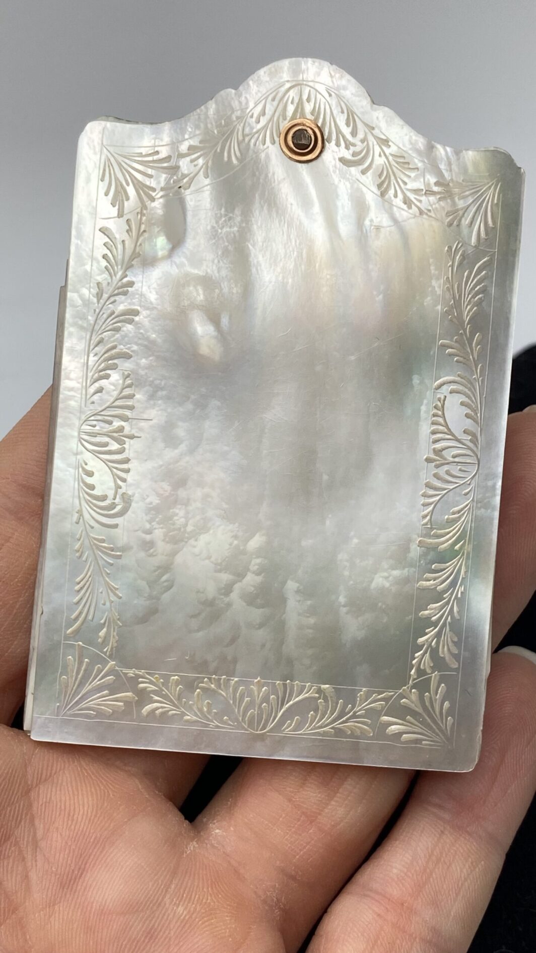 CARNET DA BALLO IN MADREPERLA FINEMENTE INCISA, CON FOGLI IN AVORIO. INIZI XX sec. - immagine 6