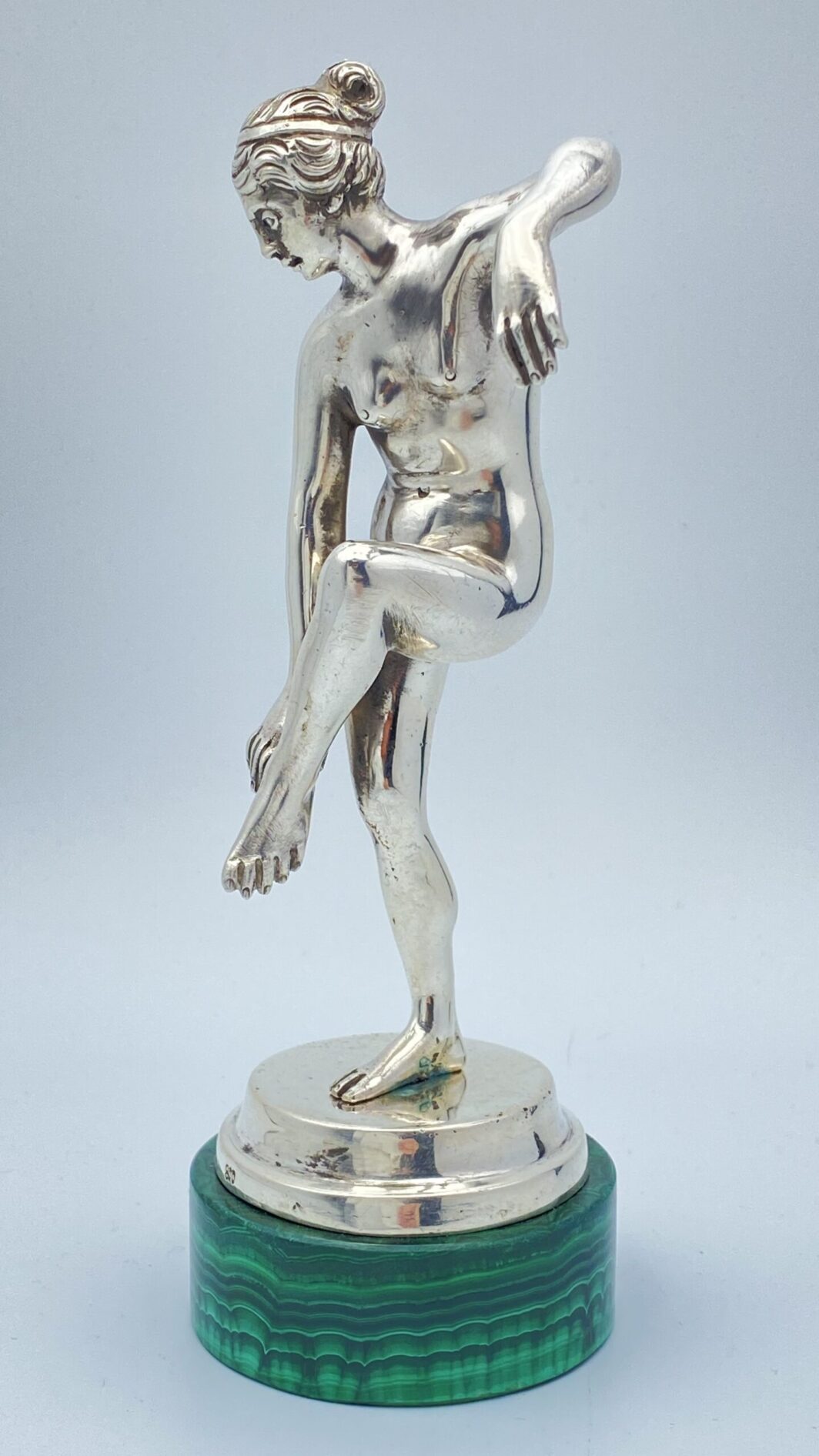 FIGURA DI MUSA IN STILE NEOCLASSICO, IN ARGENTO 800 MASSICCIO, CON BASE IN MALACHITE. ITALIA INIZI ‘900. - immagine 2