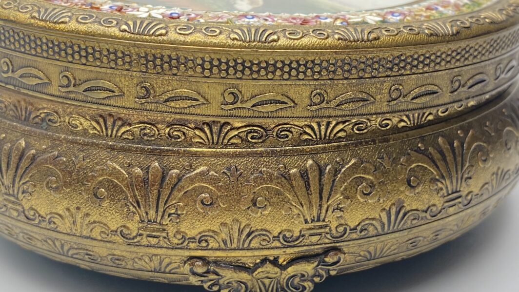 PORTAGIOIE IN BRONZO DORATO. XIX sec. - immagine 6