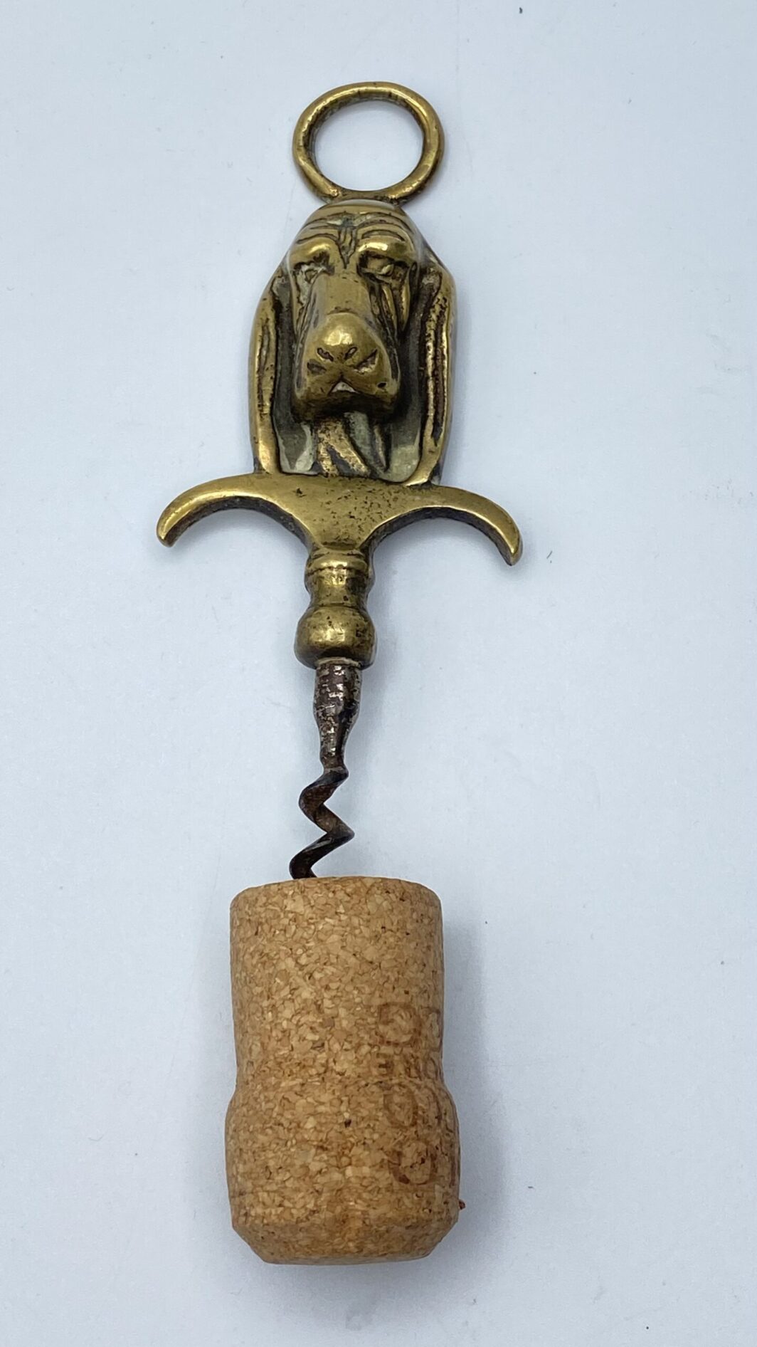 ORIGINALE CAVATAPPI DA COLLEZIONE, IN BRONZO DORATO FINEMENTE SAGOMATO, CON IMPUGNATURA A TESTA DI CANE DI RAZZA BRACCO. BOLLI DI REGISTRO DI EPOCA VITTORIANA, SECONDA METÀ DEL XIX sec. - immagine 2