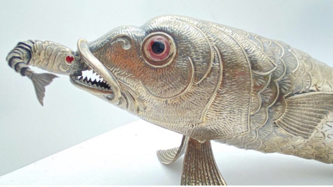 GRANDE PESCE SNODATO IN ARGENTO. XX sec. - immagine 4