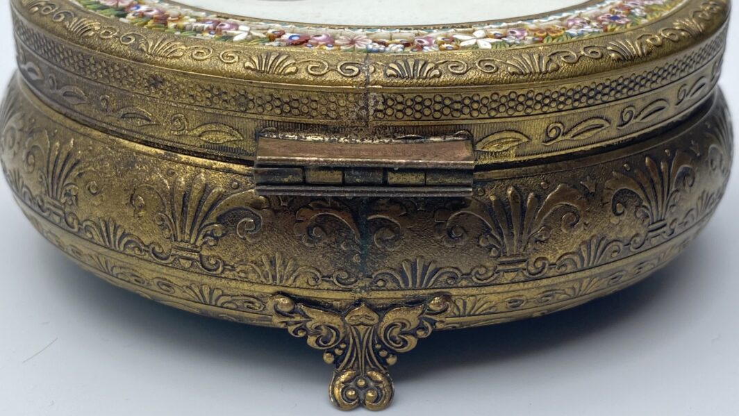 PORTAGIOIE IN BRONZO DORATO. XIX sec. - immagine 4