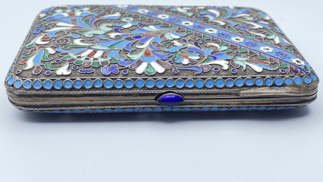 SUPERBO PORTASIGARETTE IN ARGENTO RICCAMENTE DECORATO A SMALTI CLOISONNÈ, FIRMATO DAL CELEBRE MAESTRO ARGENTIERE RUSSO KHLEBNIKOV. RUSSIA , XIX SEC. - immagine 4