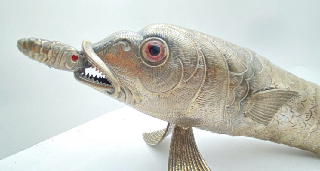 GRANDE PESCE SNODATO IN ARGENTO. XX sec. - immagine 6