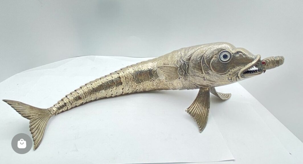 GRANDE PESCE SNODATO IN ARGENTO. XX sec. - immagine 2