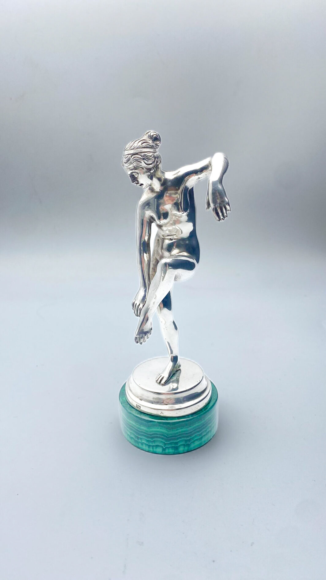FIGURA DI MUSA IN STILE NEOCLASSICO, IN ARGENTO 800 MASSICCIO, CON BASE IN MALACHITE. ITALIA INIZI ‘900.