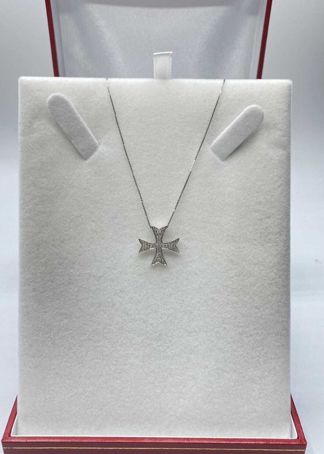 CATENINA CON CROCE DI MALTA PENDENTE, IN ORO BIANCO 18 KT E BRILLANTI. VINTAGE ANNI ‘80