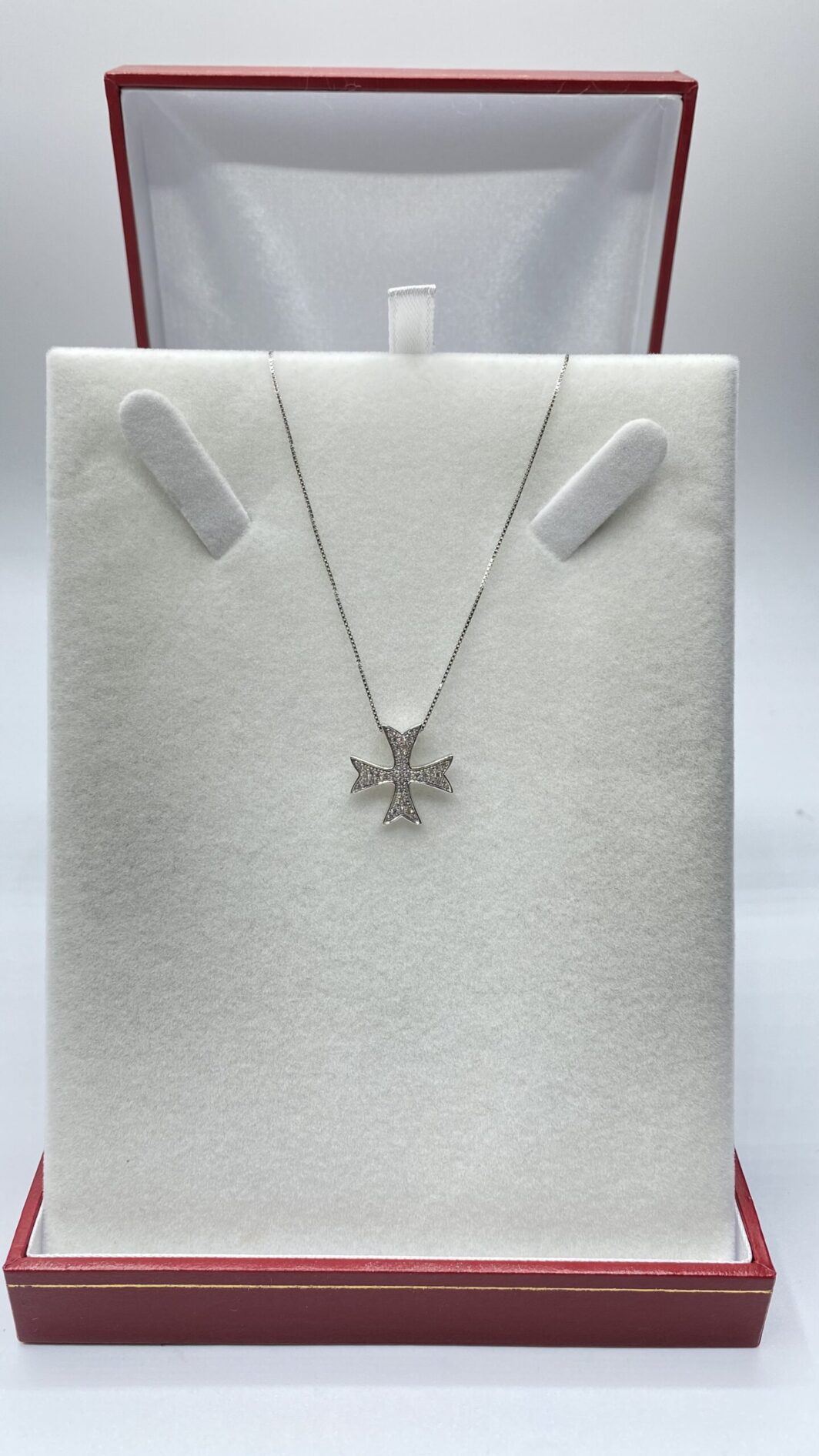 CATENINA CON CROCE DI MALTA PENDENTE, IN ORO BIANCO 18 KT E BRILLANTI. VINTAGE ANNI ‘80