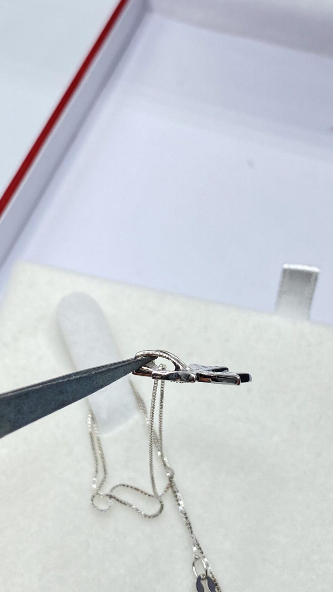 CATENINA CON CROCE DI MALTA PENDENTE, IN ORO BIANCO 18 KT E BRILLANTI. VINTAGE ANNI ‘80 - immagine 3