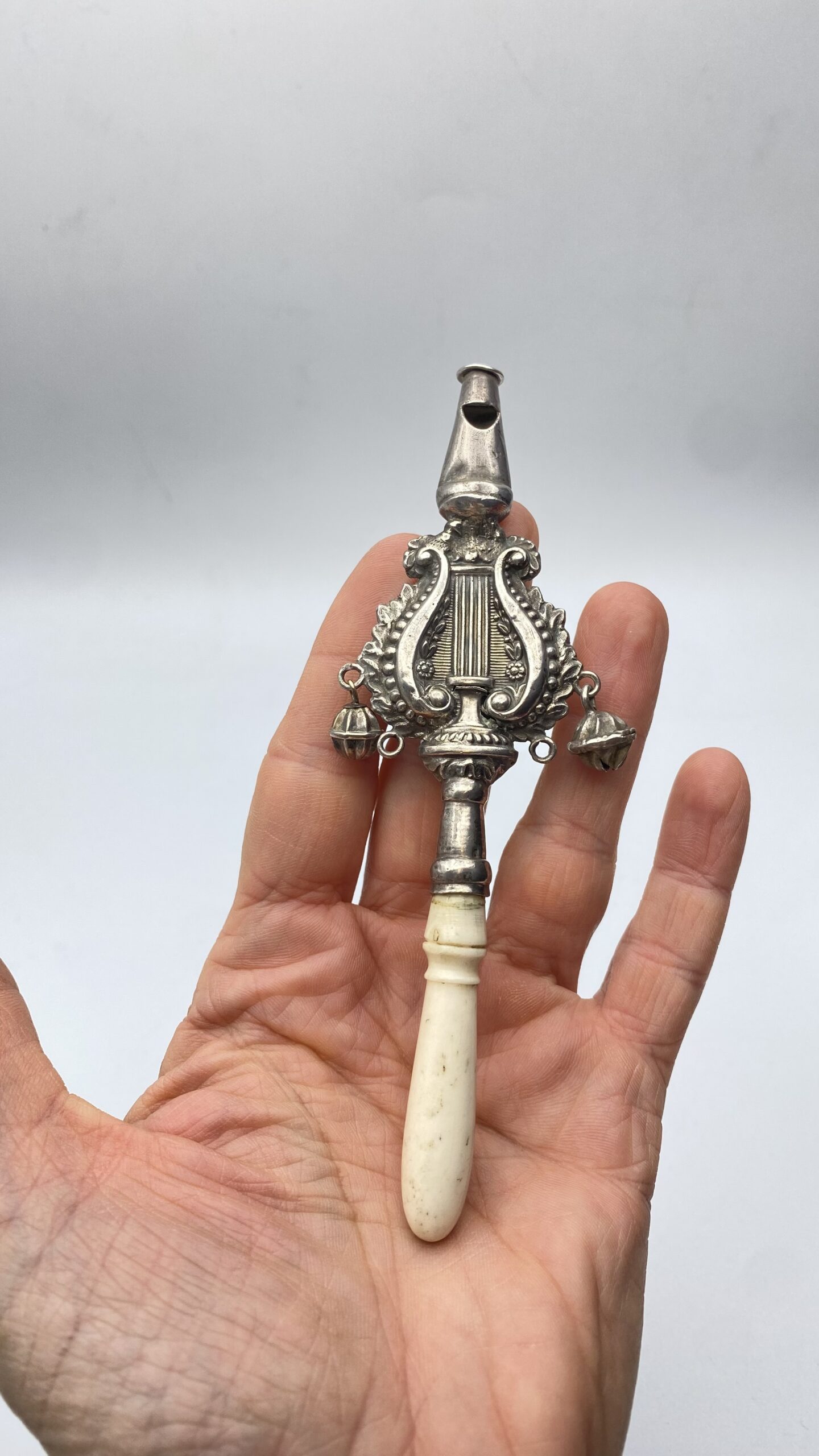 RARO BABY RATTLE IN ARGENTO FINEMENTE SAGOMATO A FORMA DI CETRA, CON FISCHIETTO E PICCOLI CAMPANELLI. PROVENIENZA FRANCESE, 1700. - immagine 6