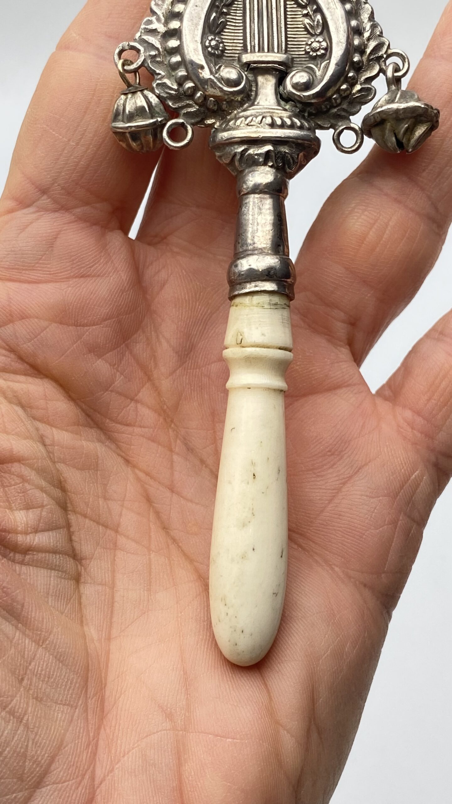 RARO BABY RATTLE IN ARGENTO FINEMENTE SAGOMATO A FORMA DI CETRA, CON FISCHIETTO E PICCOLI CAMPANELLI. PROVENIENZA FRANCESE, 1700. - immagine 4