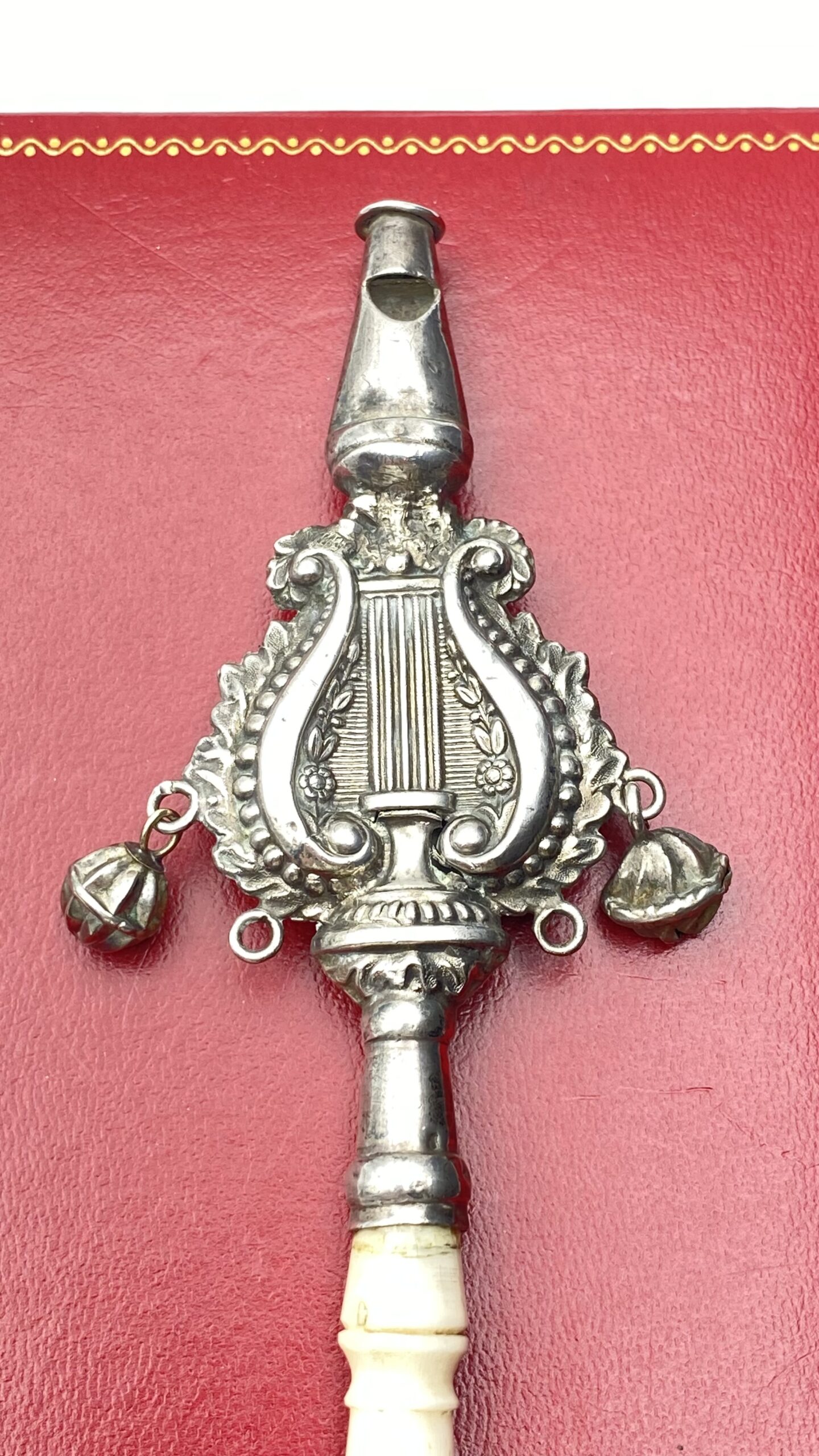 RARO BABY RATTLE IN ARGENTO FINEMENTE SAGOMATO A FORMA DI CETRA, CON FISCHIETTO E PICCOLI CAMPANELLI. PROVENIENZA FRANCESE, 1700. - immagine 2