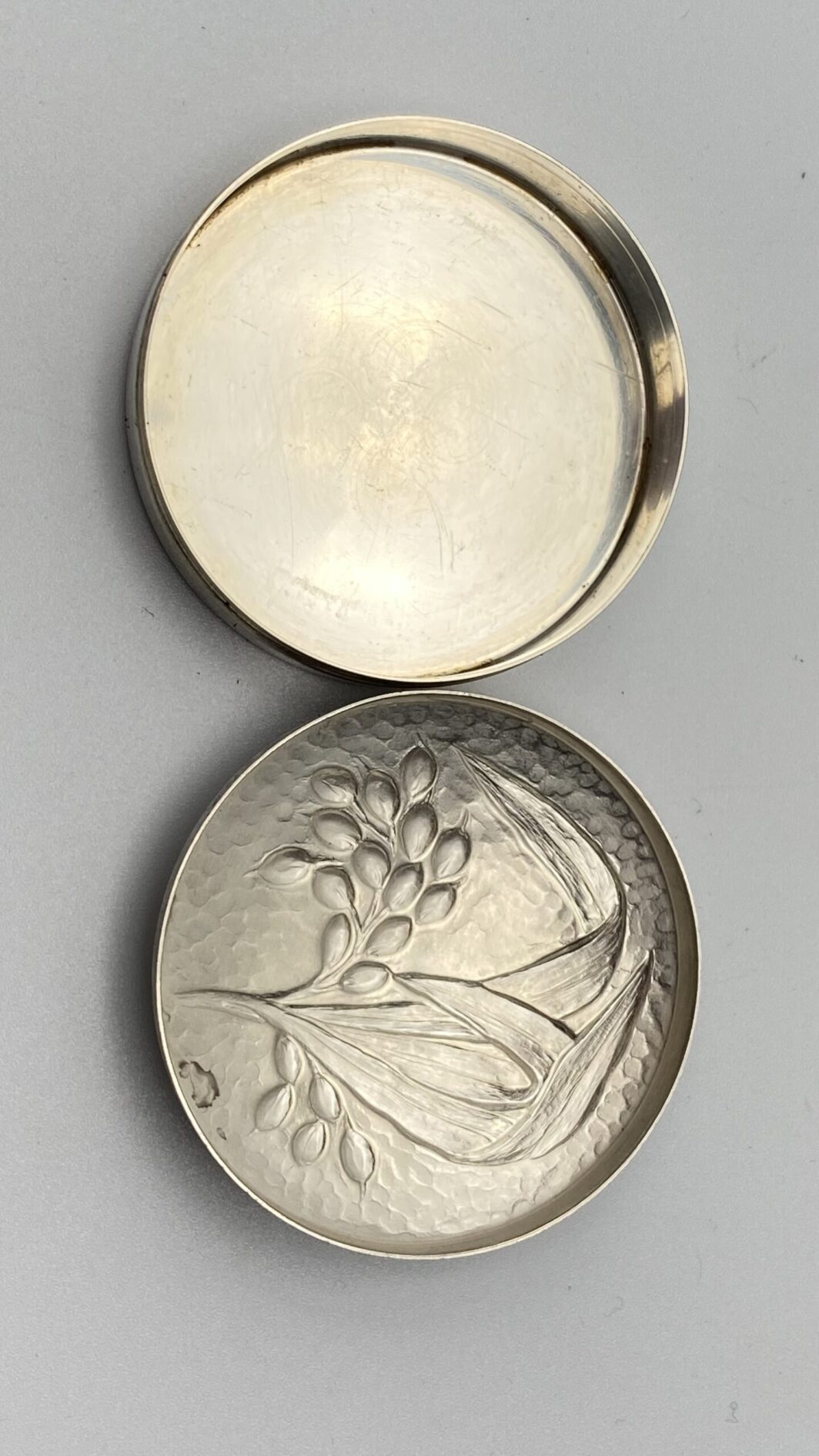 SCATOLA PORTA BON BON IN ARGENTO FIRMATO ‘’BRANDIMARTE’’. XX sec. - immagine 2