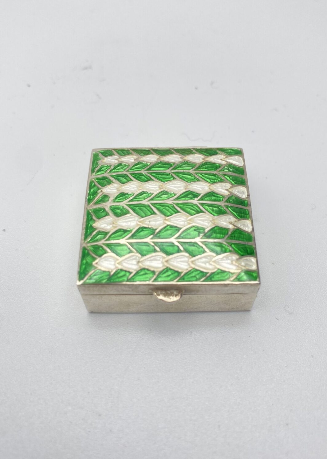SCATOLA PORTA BON BON IN ARGENTO E SMALTI. ART DECO