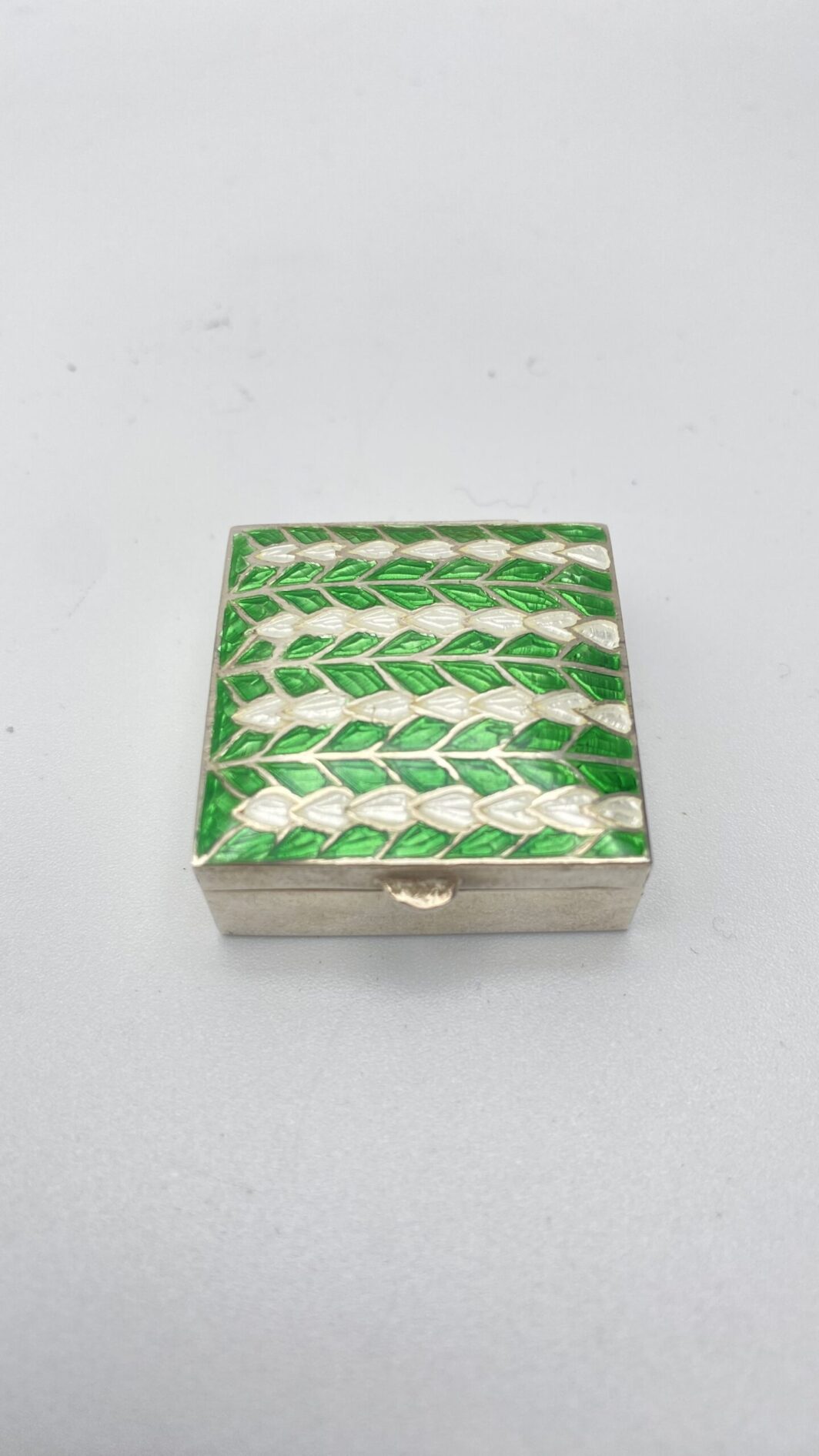 SCATOLA PORTA BON BON IN ARGENTO E SMALTI. ART DECO - immagine 2