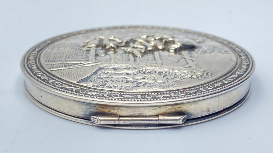 SPECCHIO DA BORSETTA IN ARGENTO. OLANDA, XX sec. - immagine 10