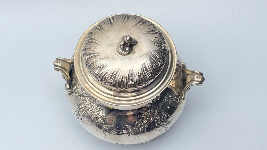 ZUCCHERIERA IN ARGENTO. FRANCIA 1860 CIRCA. - immagine 3