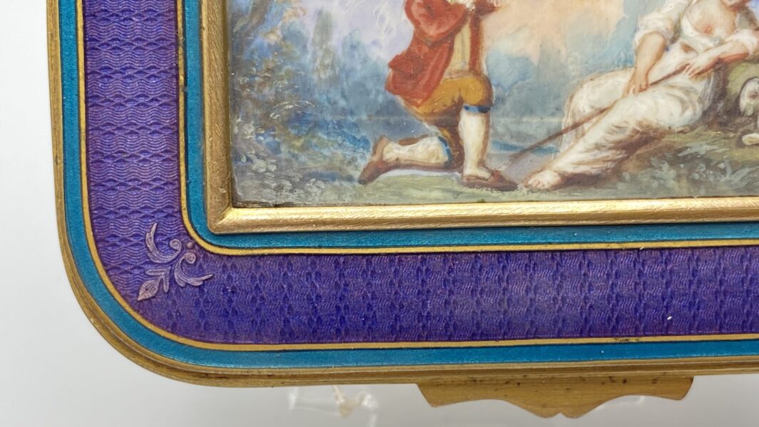 PORTAGIOIE IN BRONZO DORATO, SMALTI E MINIATURA SU MATERIALE ORGANICO PREZIOSO. INIZI XIX sec. - immagine 5