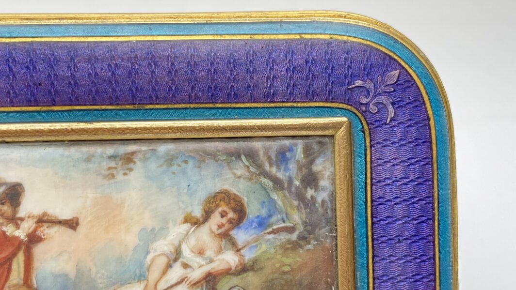 PORTAGIOIE IN BRONZO DORATO, SMALTI E MINIATURA SU MATERIALE ORGANICO PREZIOSO. INIZI XIX sec. - immagine 9