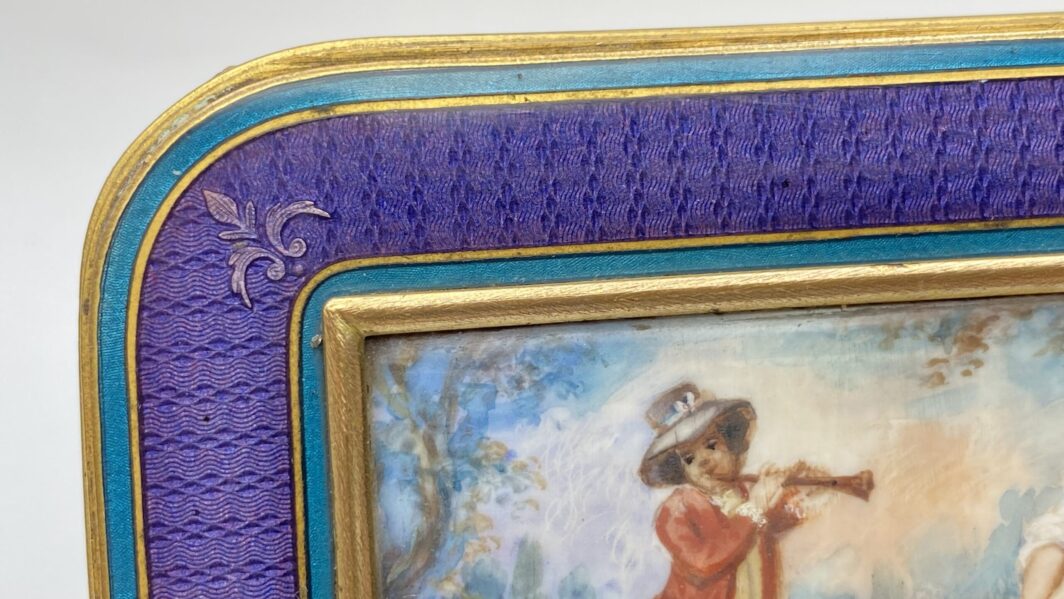 PORTAGIOIE IN BRONZO DORATO, SMALTI E MINIATURA SU MATERIALE ORGANICO PREZIOSO. INIZI XIX sec. - immagine 8