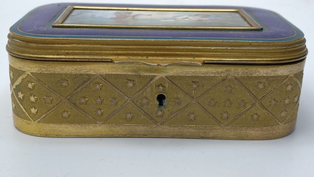 PORTAGIOIE IN BRONZO DORATO, SMALTI E MINIATURA SU MATERIALE ORGANICO PREZIOSO. INIZI XIX sec. - immagine 7
