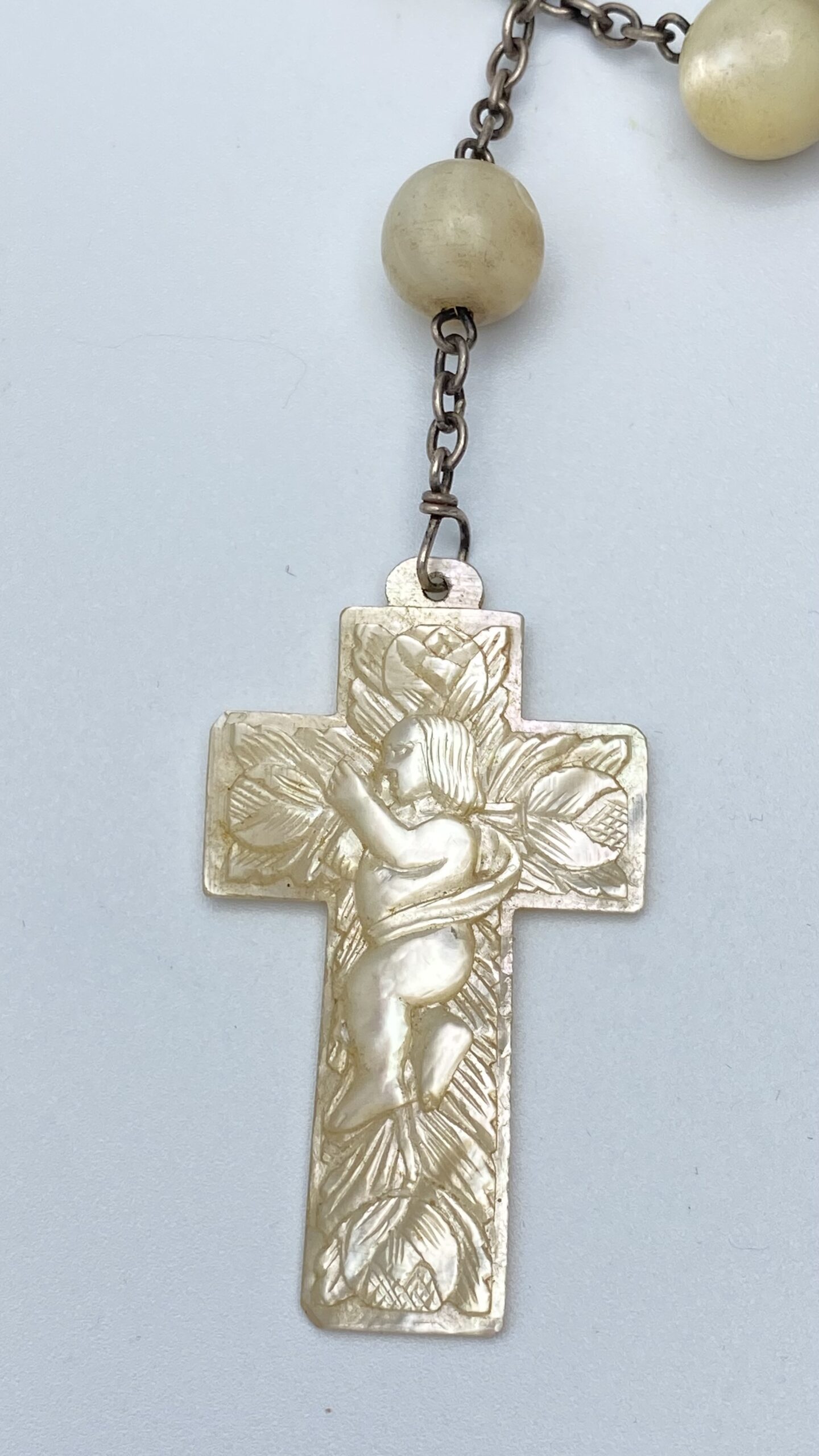 ROSARIO IN MADREPERLA CON CUORE DI MARIA E CROCE SCOLPITA CON FIGURE DI GESÙ BAMBINO E MELOGRANI. ITALIA, XIX SECOLO. - immagine 2