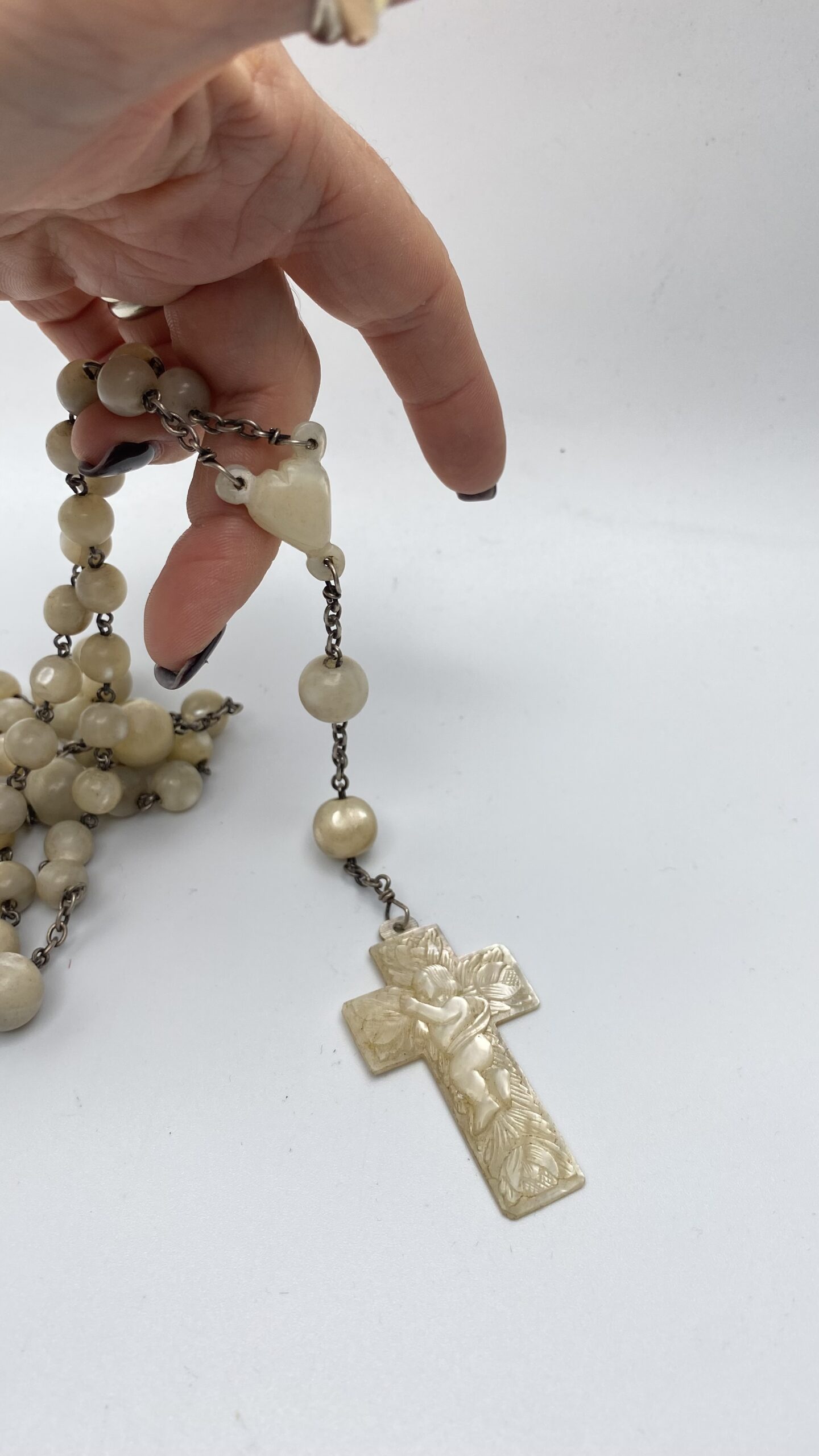 ROSARIO IN MADREPERLA CON CUORE DI MARIA E CROCE SCOLPITA CON FIGURE DI GESÙ BAMBINO E MELOGRANI. ITALIA, XIX SECOLO. - immagine 7