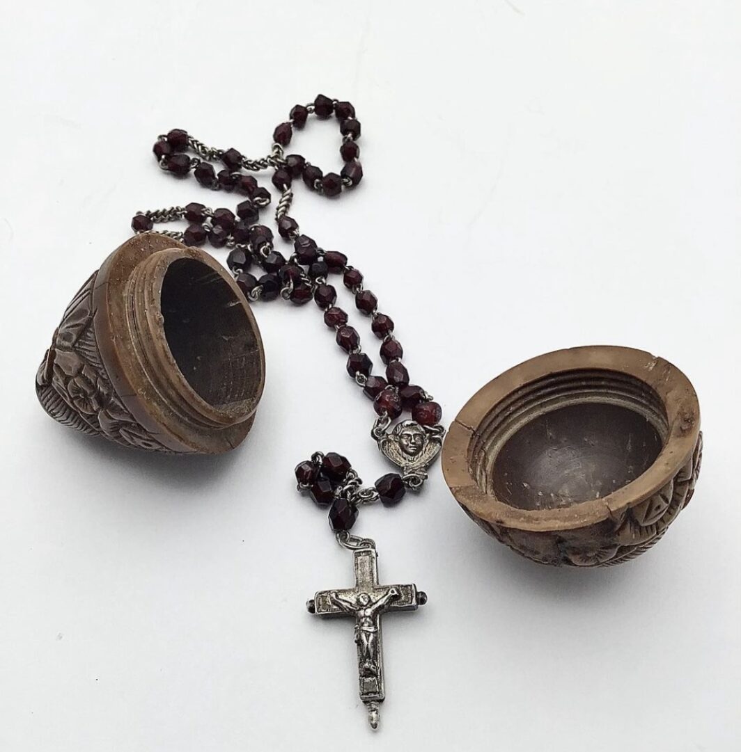 ROSARIO IN ARGENTO E GRANATI CON RELIQUIARIO E CUSTODIA ORIGINALE. XIX sec.