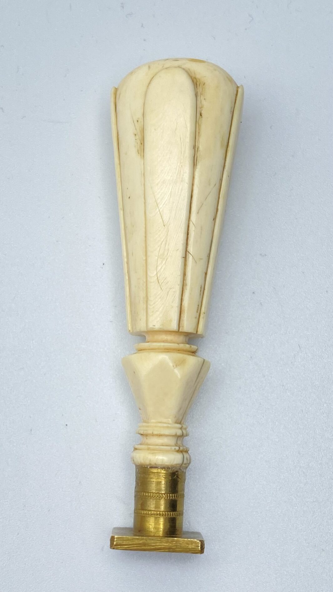 SIGILLO NAPOLEONE III. MATERIALE ORGANICO PREGIATO E BRONZO DORATO. XIX sec. - immagine 2