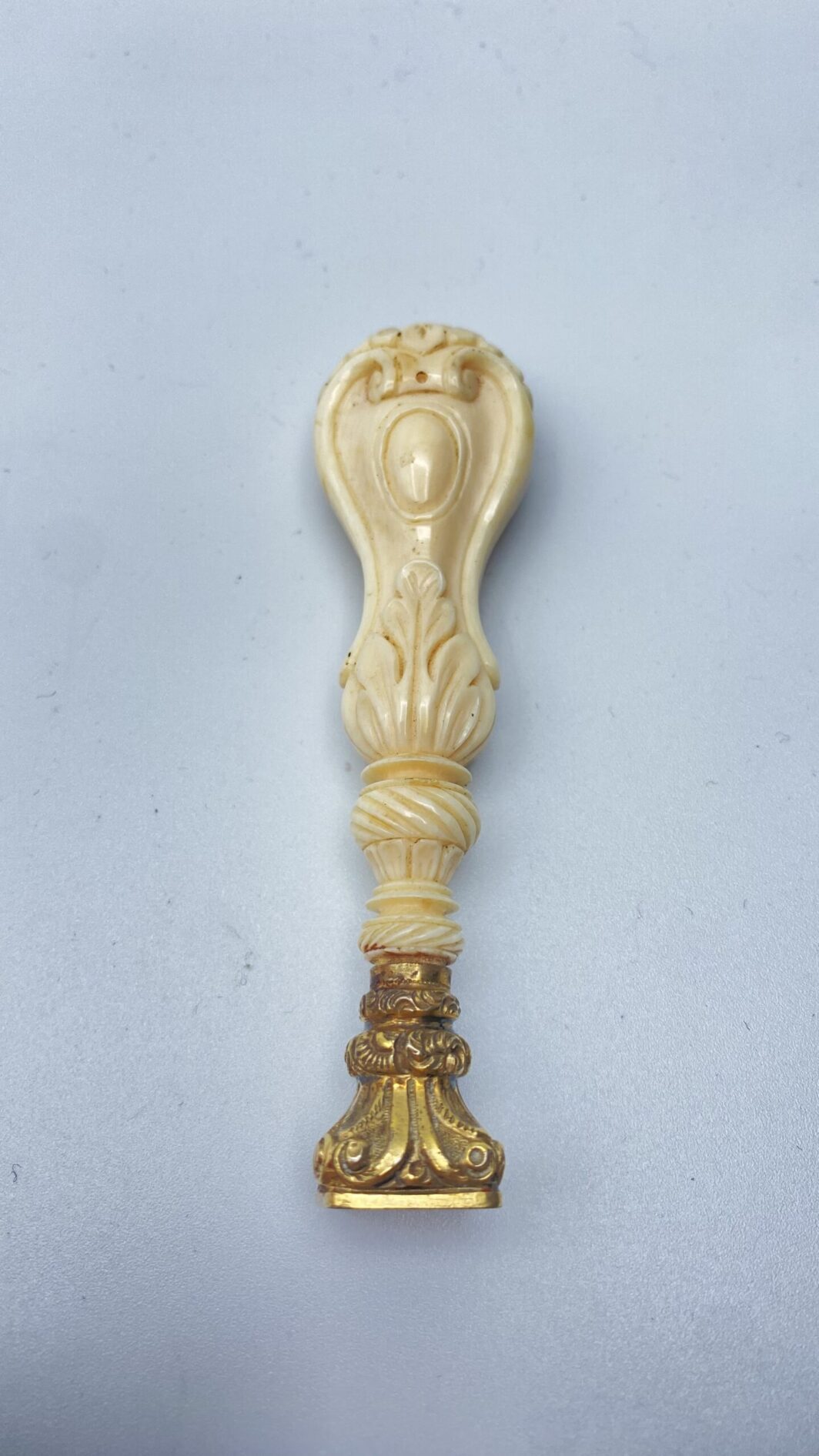 SIGILLO IN ARGENTO E MATERIALE ORGANICO PREGIATO. FRANCIA 1840 CIRCA - immagine 2