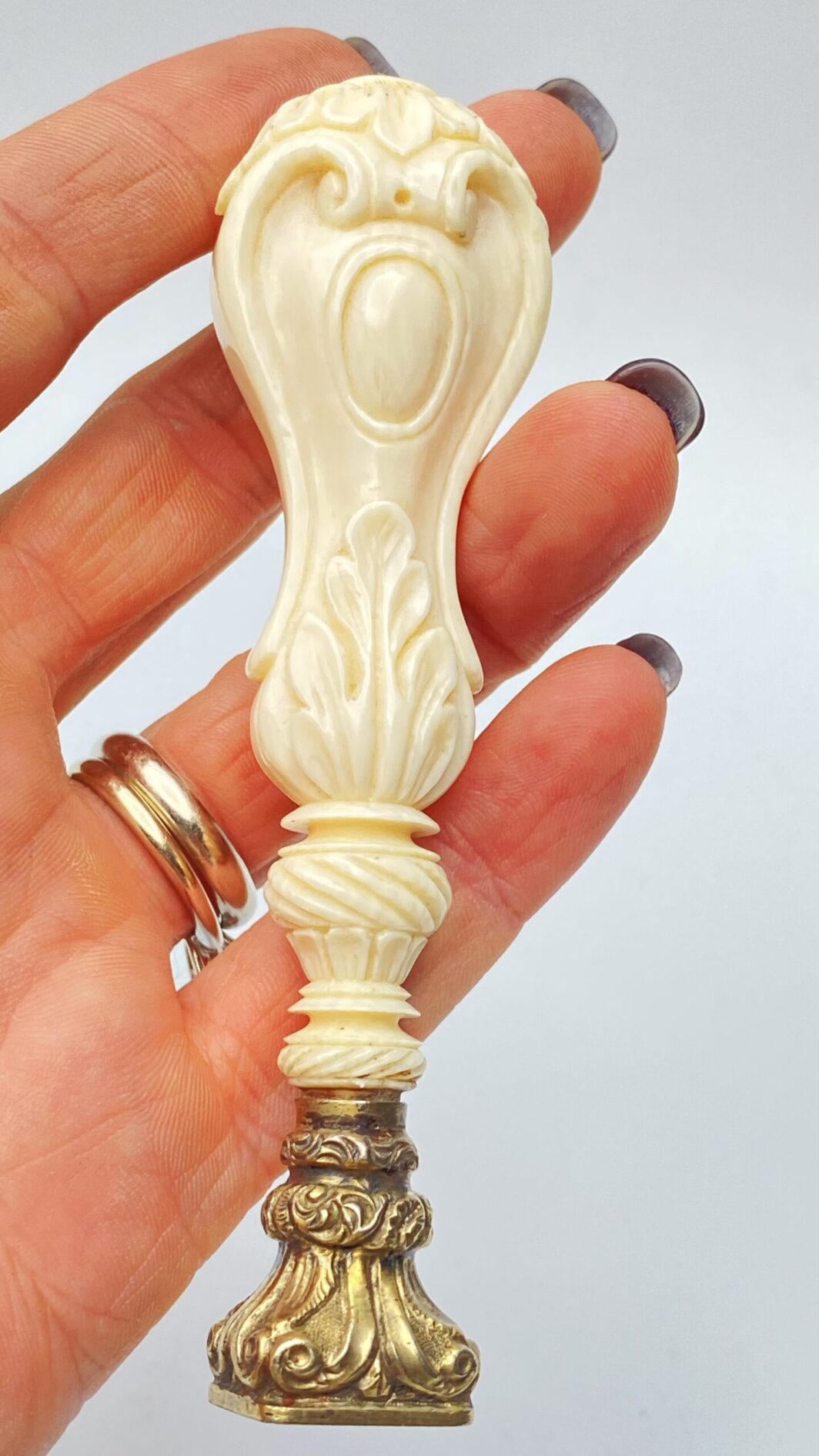SIGILLO IN ARGENTO E MATERIALE ORGANICO PREGIATO. FRANCIA 1840 CIRCA - immagine 4