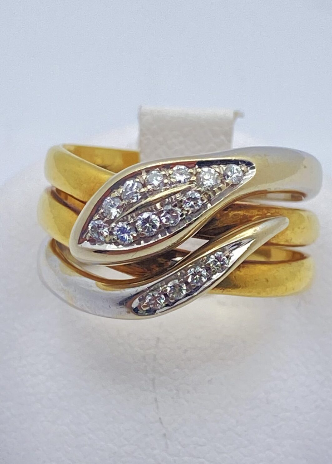 ANELLO IN ORO 18 KT E BRILLANTI; FIRMATO DAMIANI.