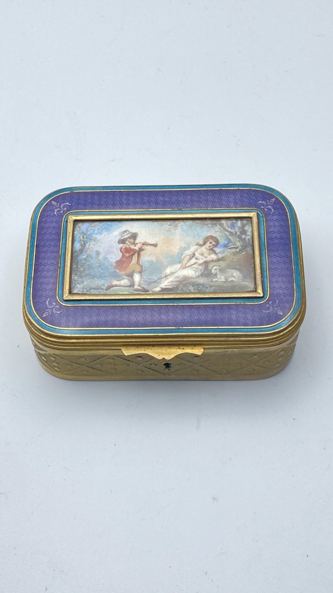 PORTAGIOIE IN BRONZO DORATO, SMALTI E MINIATURA SU MATERIALE ORGANICO PREZIOSO. INIZI XIX sec.