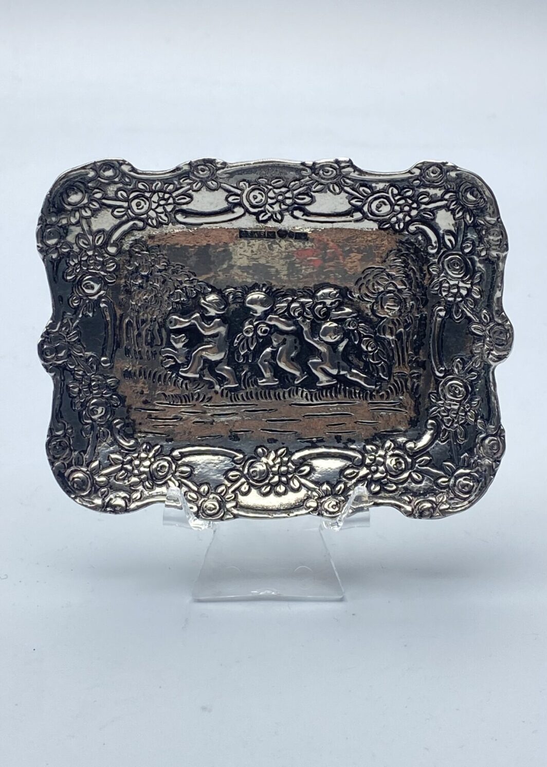 PICCOLO PIATTO IN ARGENTO. OLANDA, XIX sec.