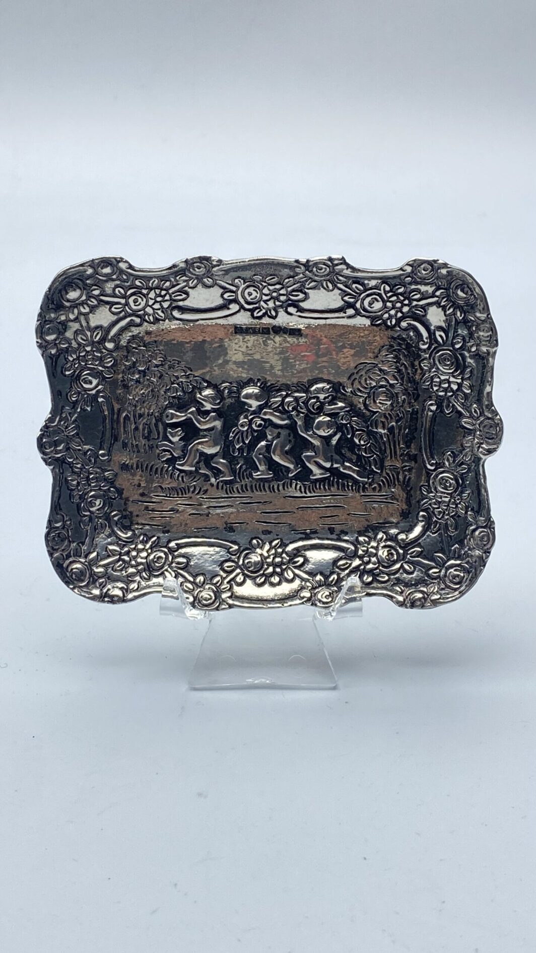 PICCOLO PIATTO IN ARGENTO. OLANDA, XIX sec.