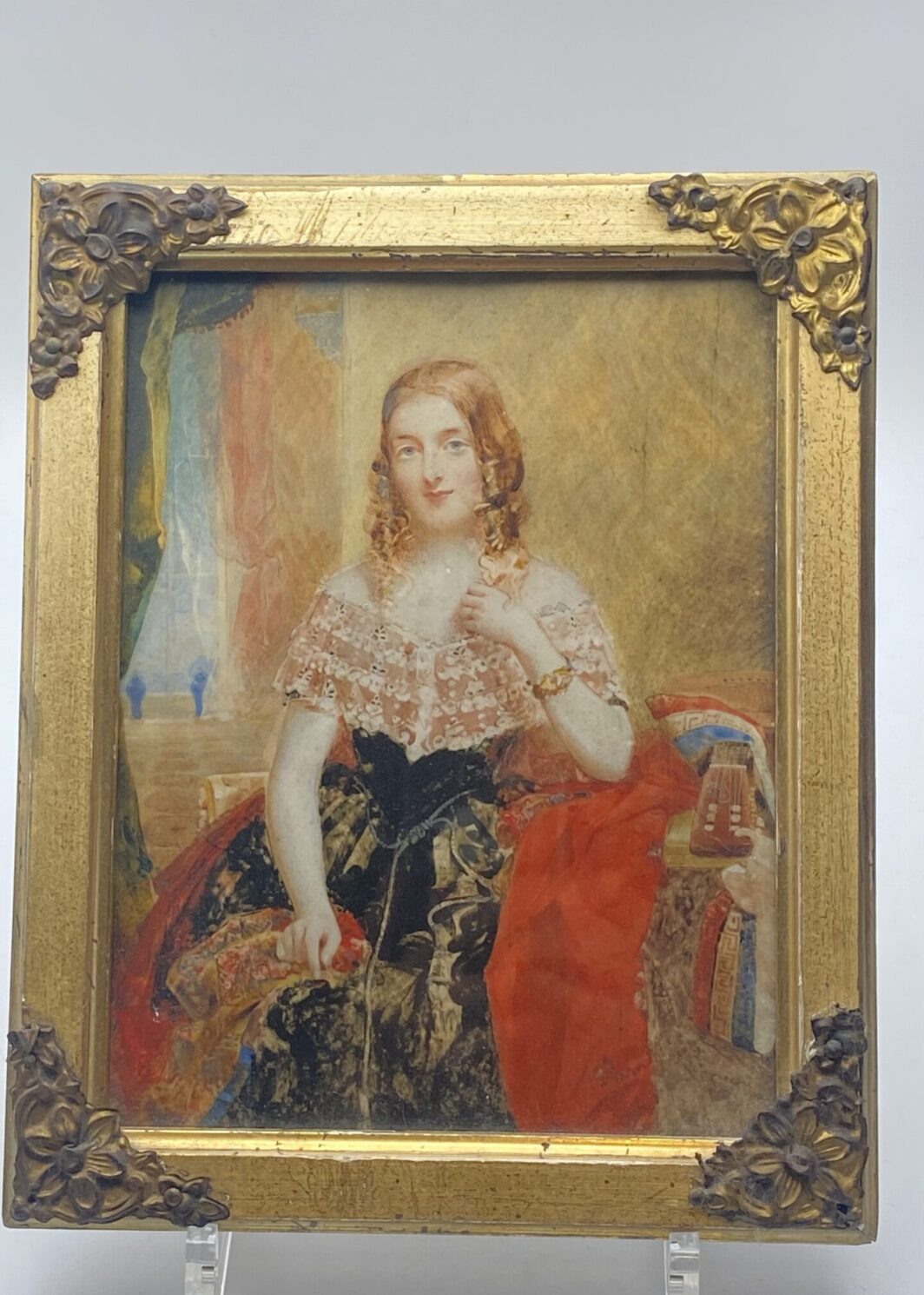 RITRATTO DI UNA GIOVANE REGINA VITTORIA. MINIATURA SU MATERIALE ORGANICO PREZIOSO. INGHILTERRA XIX sec
