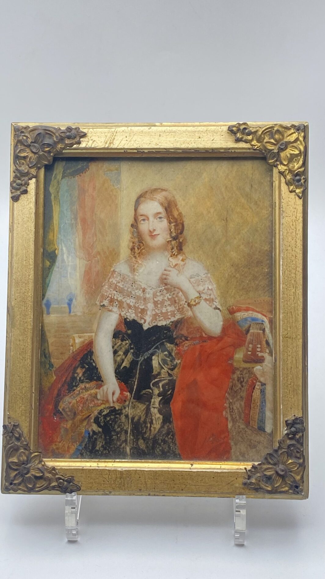 RITRATTO DI UNA GIOVANE REGINA VITTORIA. MINIATURA SU MATERIALE ORGANICO PREZIOSO. INGHILTERRA XIX sec