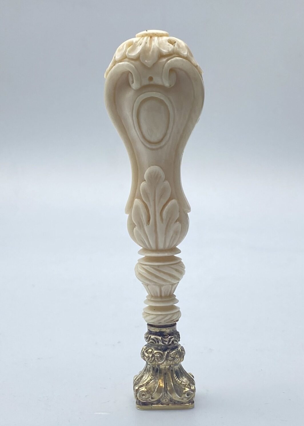 SIGILLO IN ARGENTO E MATERIALE ORGANICO PREGIATO. FRANCIA 1840 CIRCA