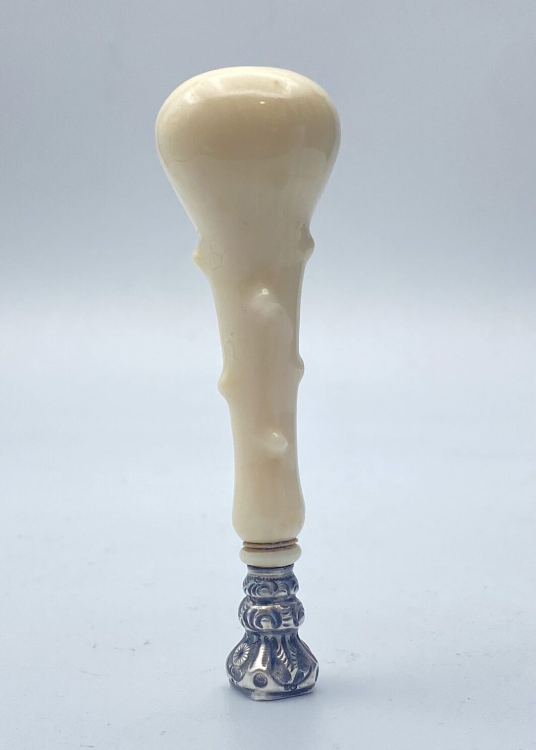 SIGILLO IN ARGENTO E MATERIALE ORGANICO PREGIATO. EPOCA NAPOLEONE III XIX SECOLO